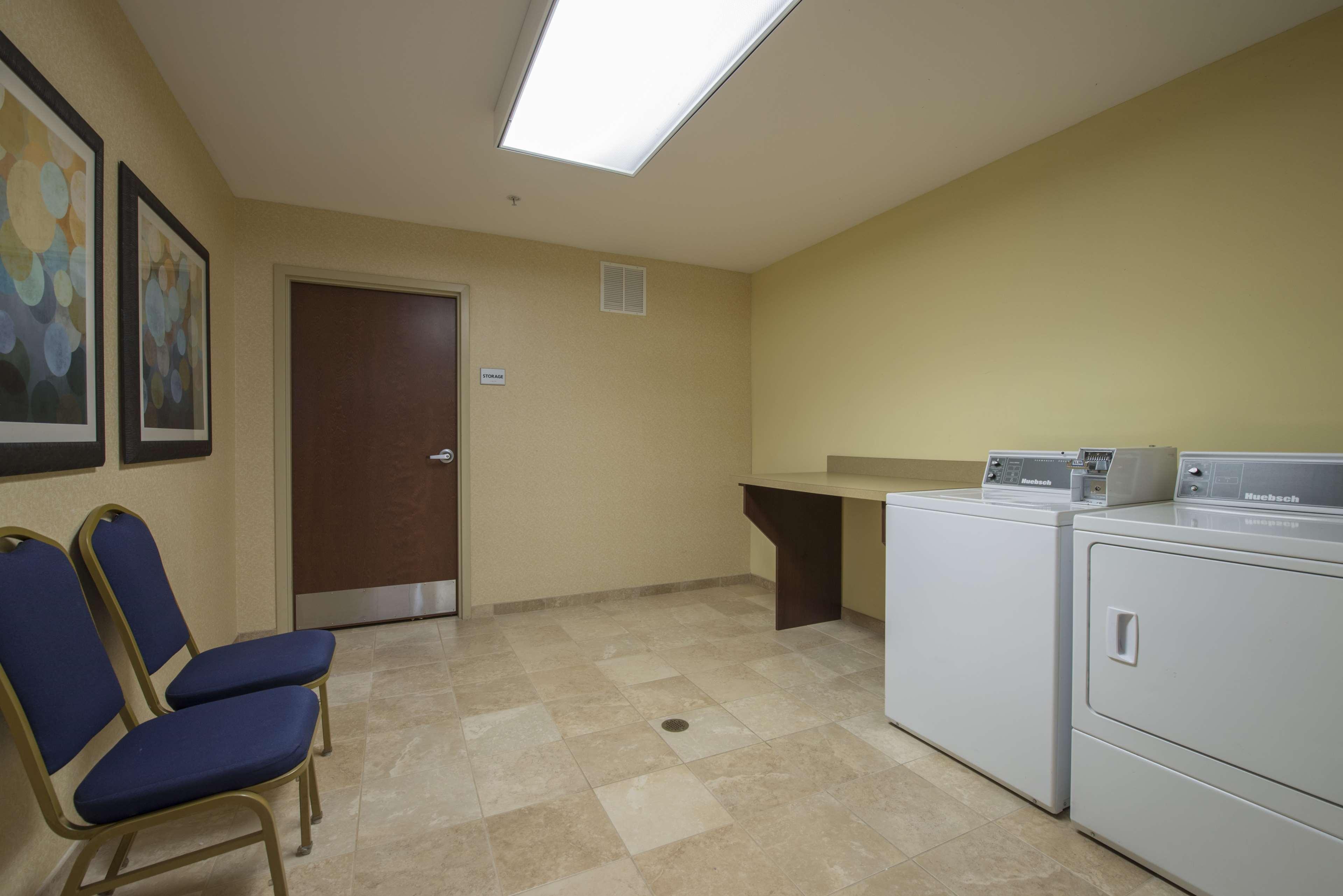 Hampton & Atlanta Airport West Camp Creek Pkwy 3*