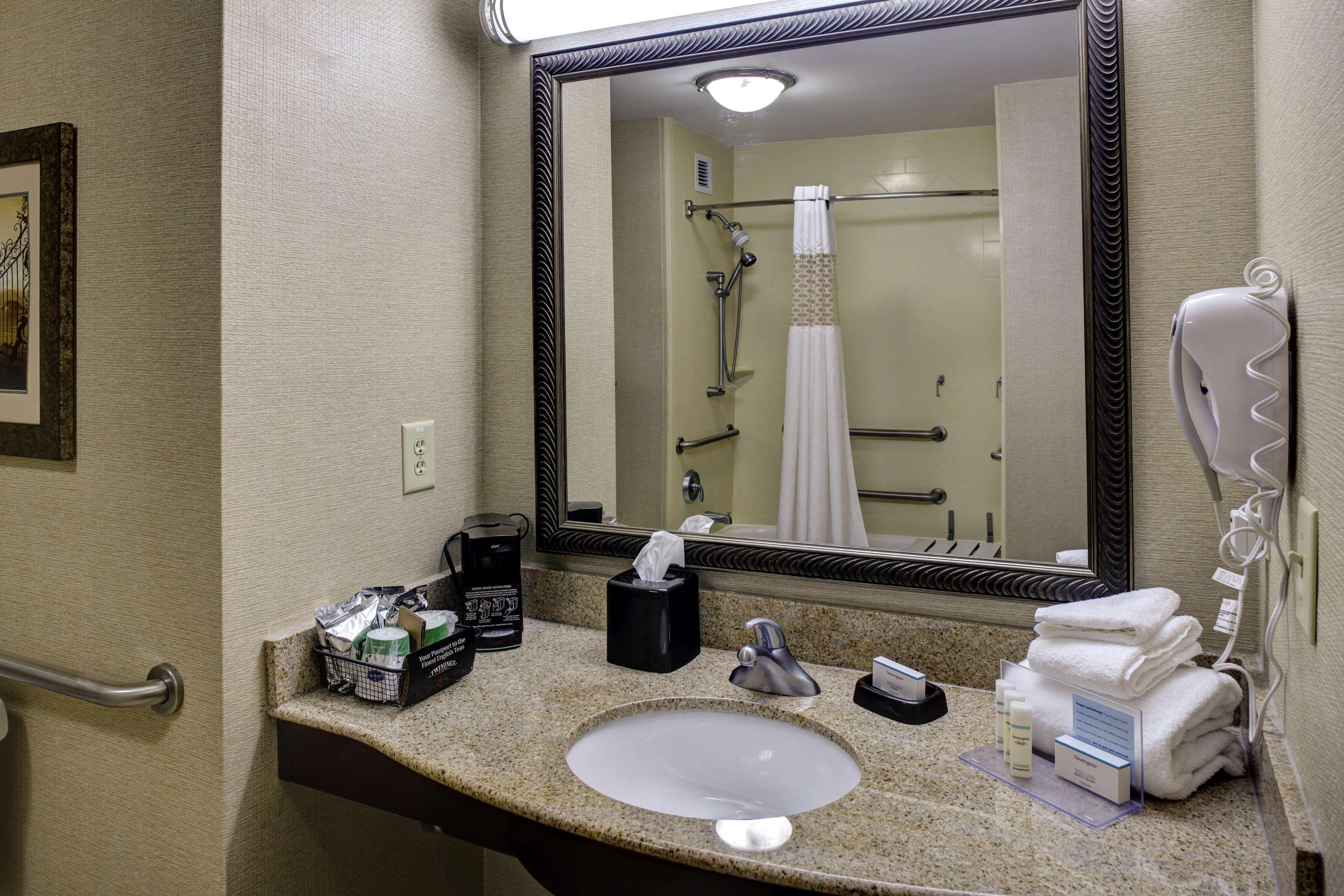 Hampton & Atlanta Airport West Camp Creek Pkwy Hotel College Park