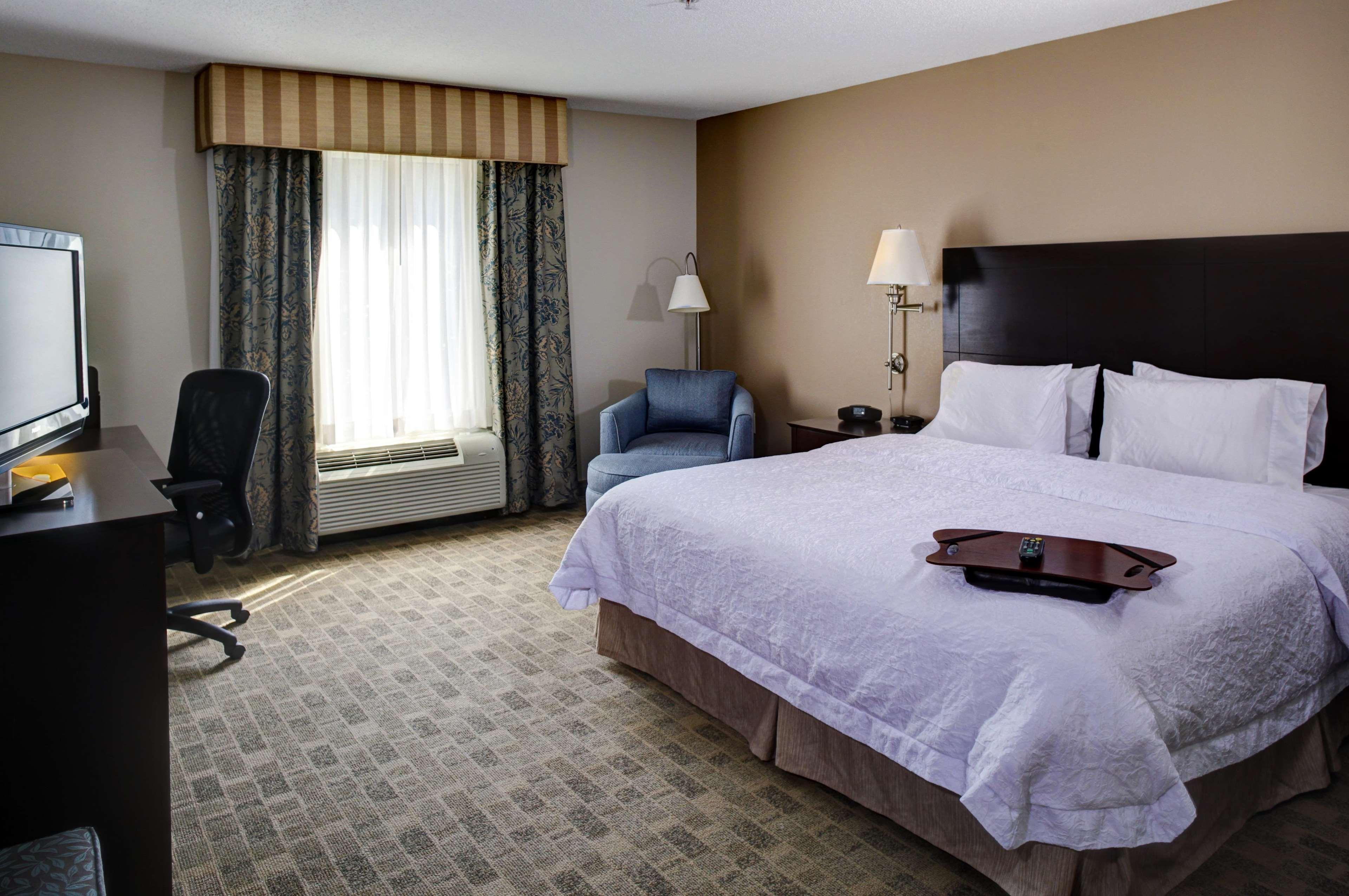 Hampton & Atlanta Airport West Camp Creek Pkwy 3*