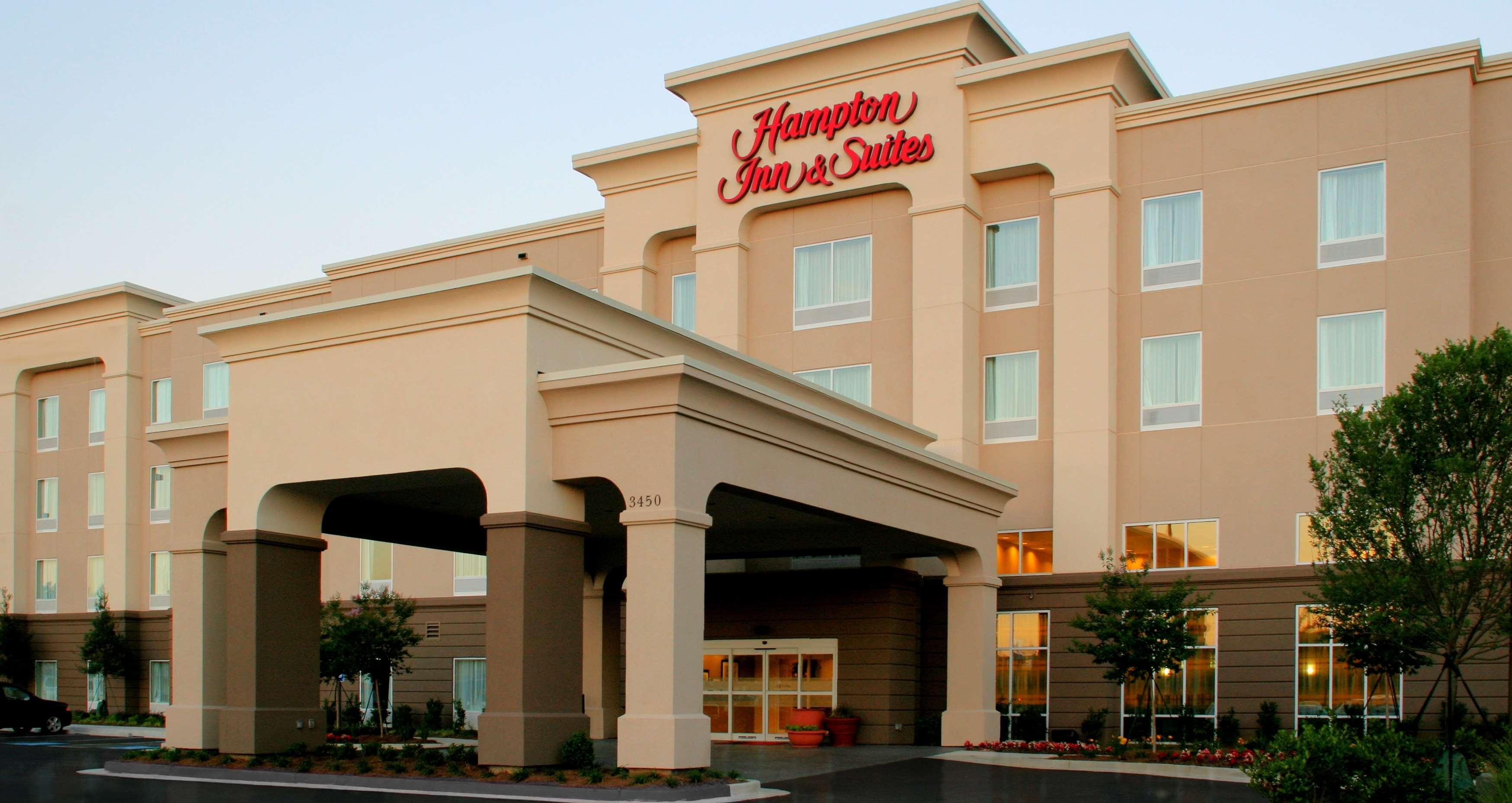 Hampton & Atlanta Airport West Camp Creek Pkwy Hotel