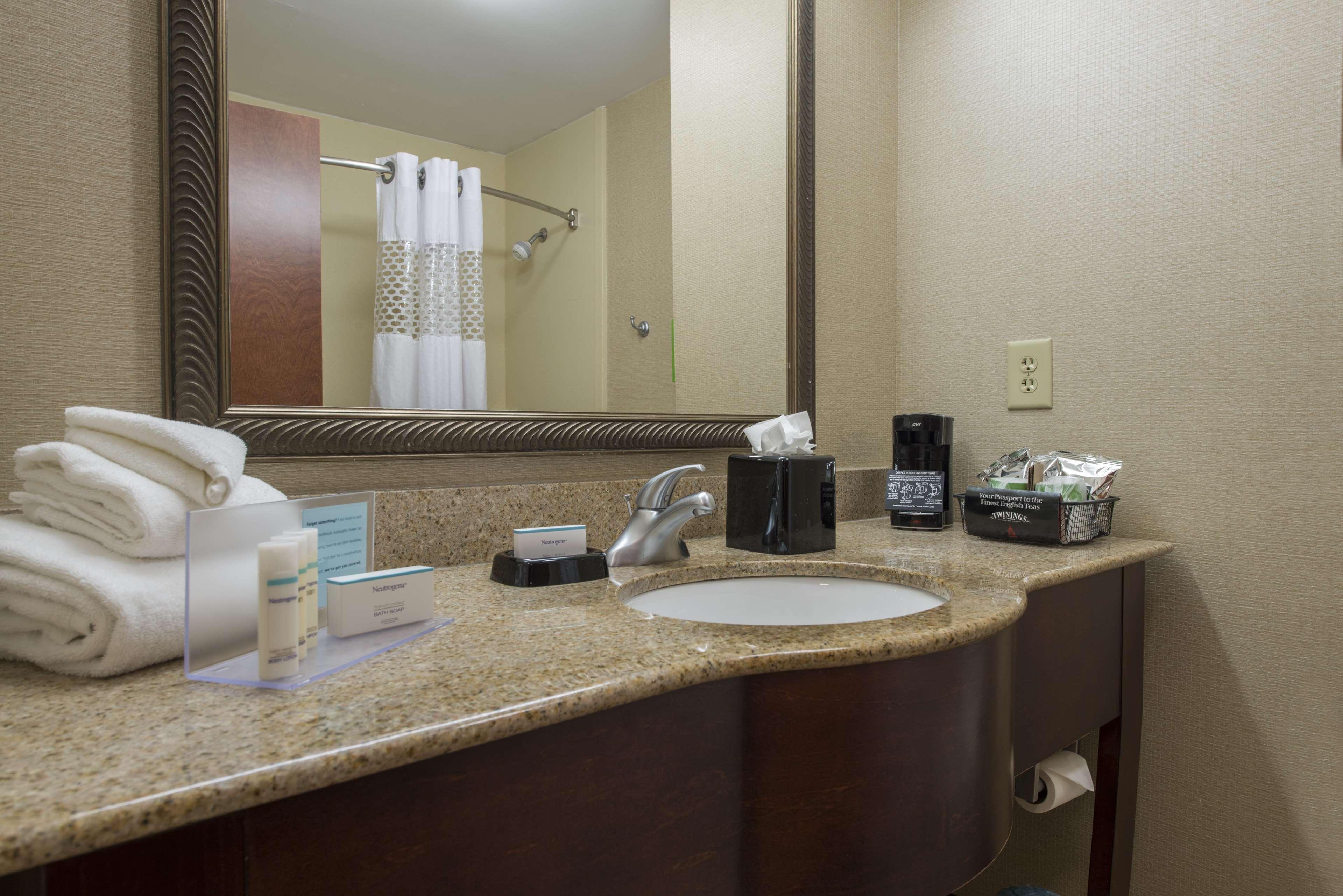 Hampton & Atlanta Airport West Camp Creek Pkwy Hotel College Park
