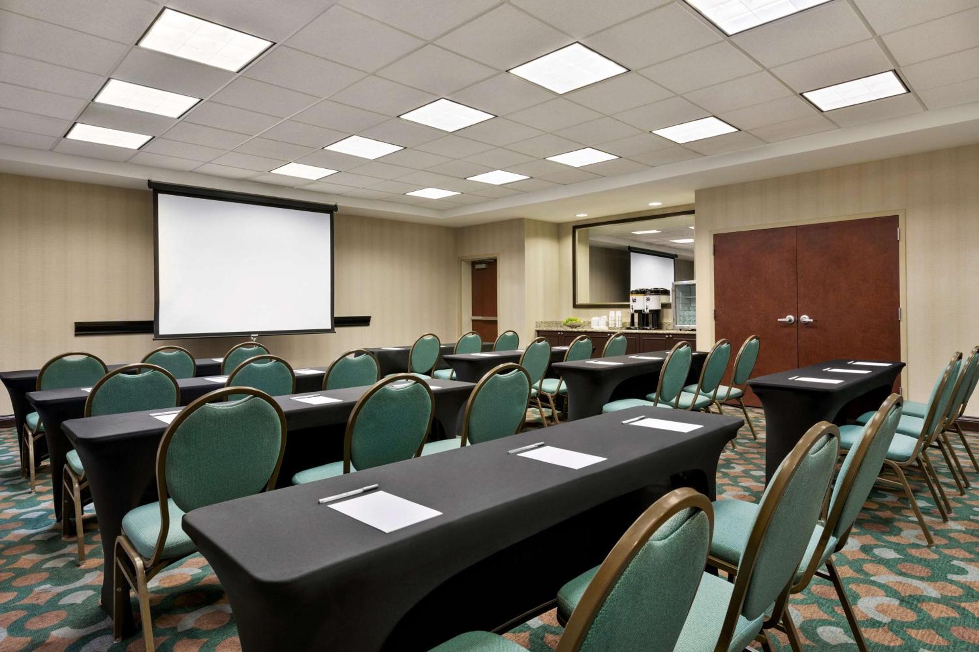 Hotel Hampton & Atlanta Airport West Camp Creek Pkwy College Park