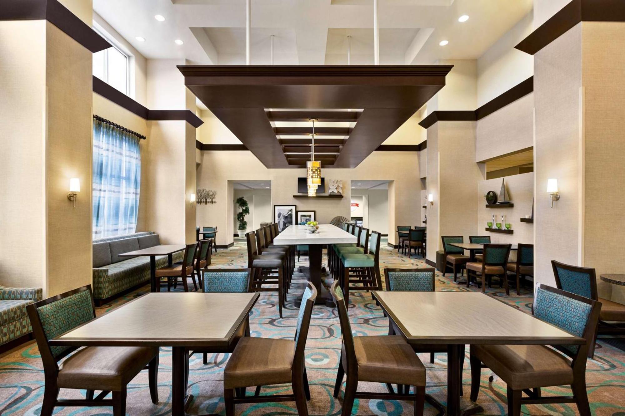 Hampton & Atlanta Airport West Camp Creek Pkwy Hotel