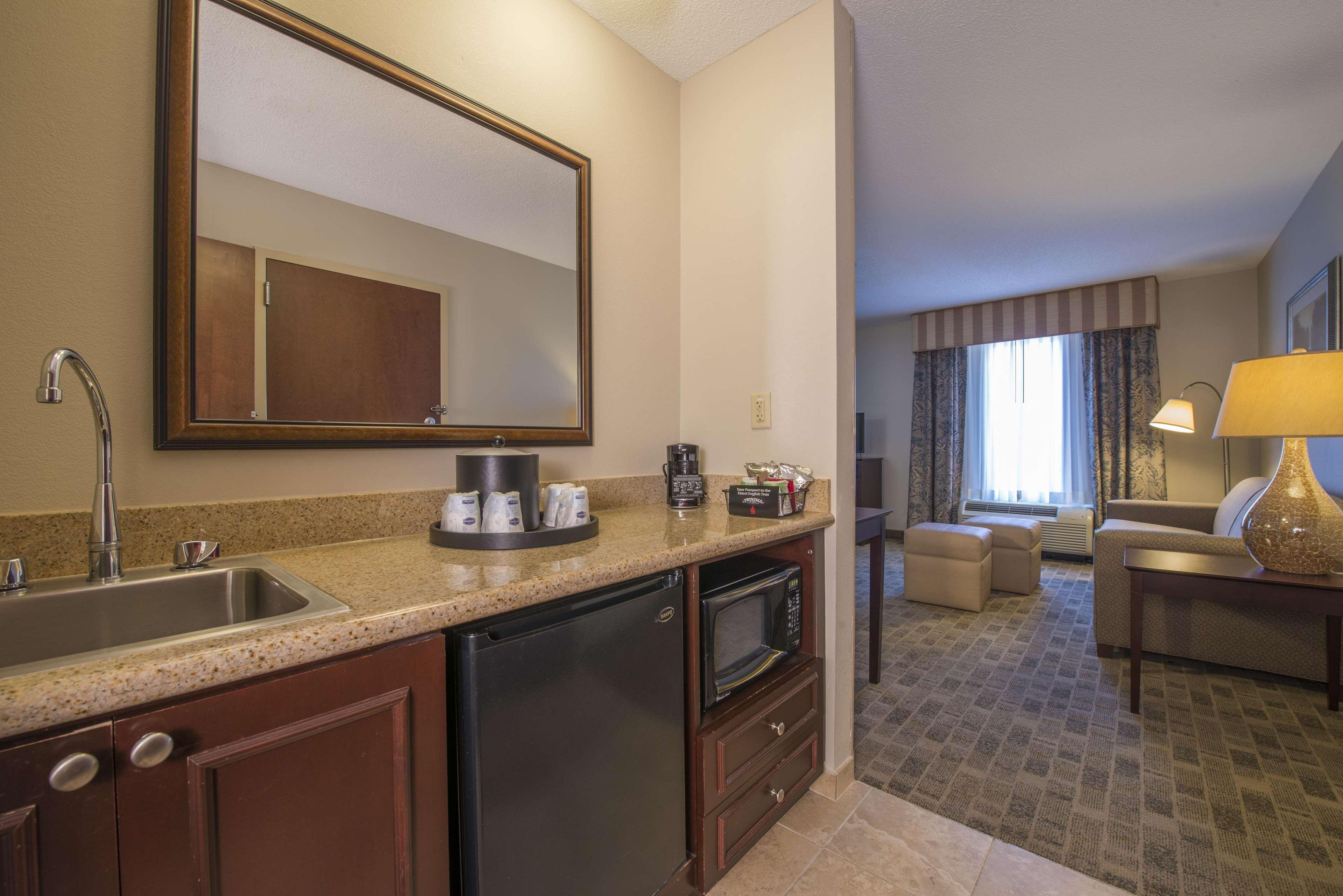 Hampton & Atlanta Airport West Camp Creek Pkwy 3*