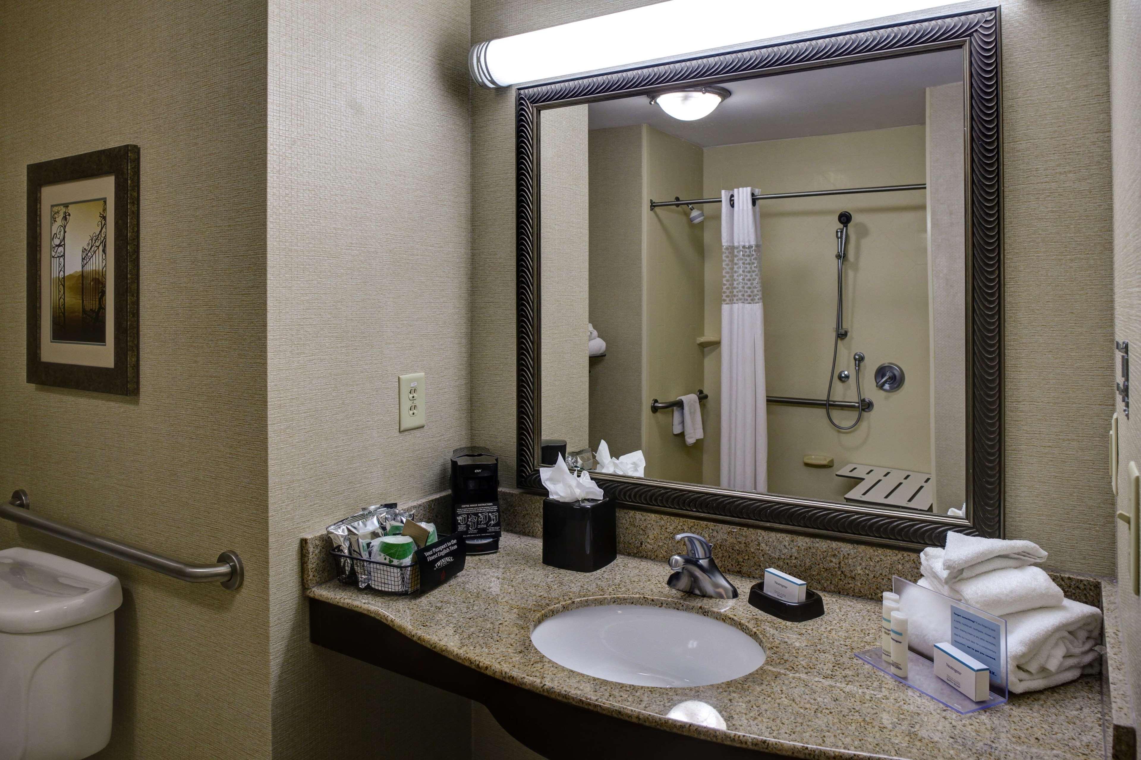 Hampton & Atlanta Airport West Camp Creek Pkwy Hotel