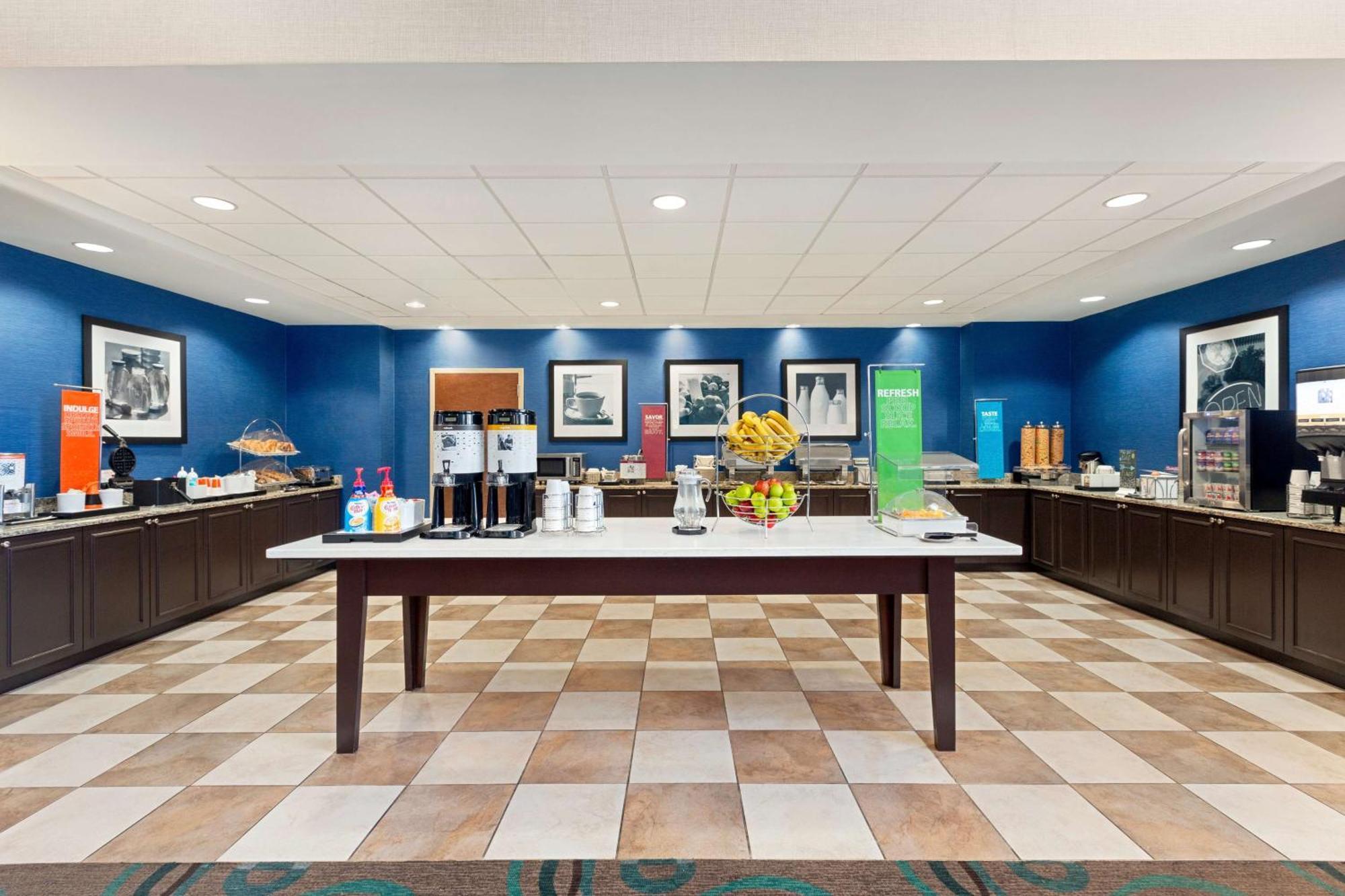 Hampton & Atlanta Airport West Camp Creek Pkwy Hotel